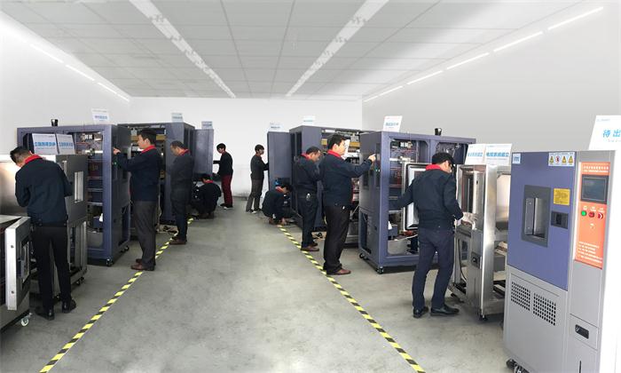 工程師裝配調試設備圖